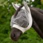 Preview: Waldhausen Fliegenmaske Skinny aus Elastikmaterial in Silbergrau, Seitenansicht mit Hintergrund