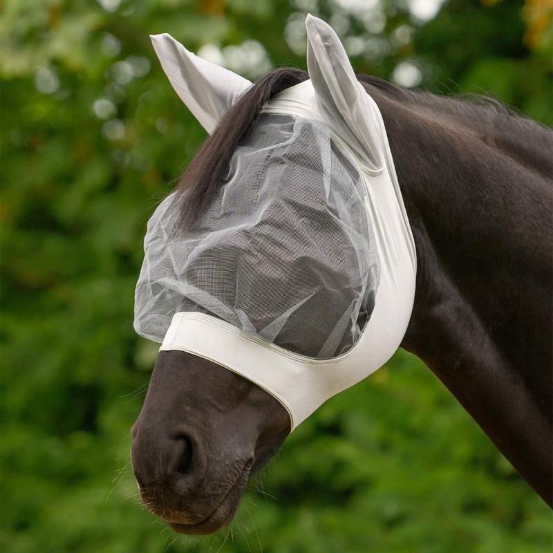Waldhausen Fliegenmaske Skinny aus Elastikmaterial in Silbergrau, Seitenansicht mit Hintergrund