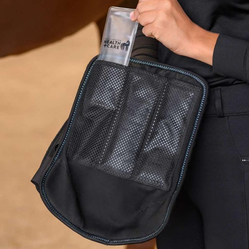 Waldhausen Health and Care TecSupreme Gamasche mit Kühlpack beim Einsetzen in die Innentasche