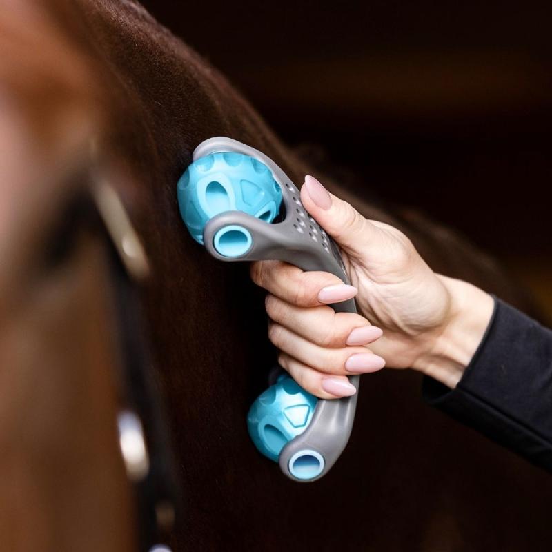 Waldhausen Health and Care Relax Roller bei der Anwendung am Pferdehals